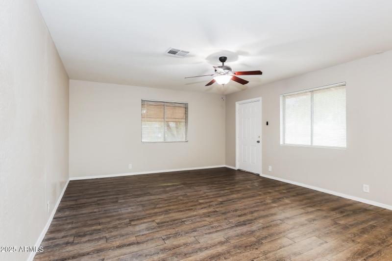 4-photo-Living-Room-61123ba7-a13a-4723-a
