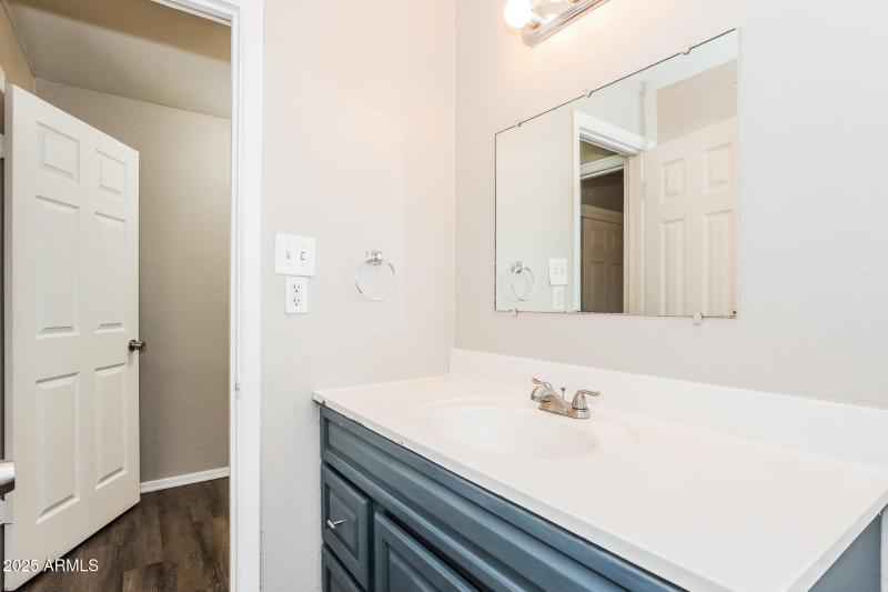 13-photo-Main-Bathroom-9476de5c-94ce-466