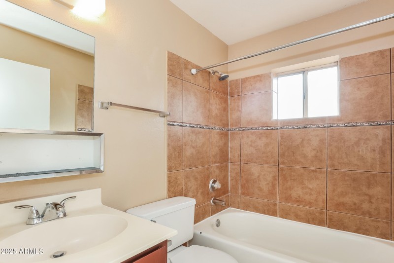 11-photo-Main-Bathroom-1123e661-65b0-40b