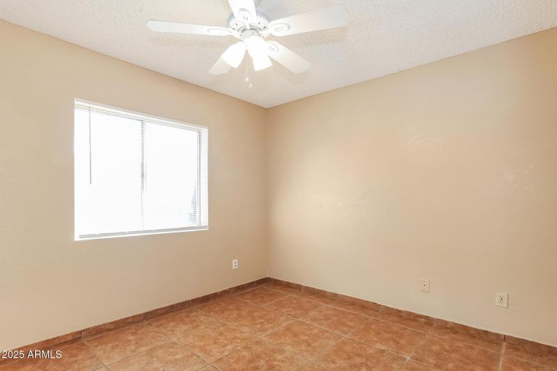 13-photo-Bedroom-dbefa70a-6213-4721-a18e