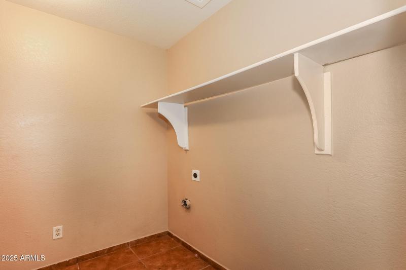 14-photo-Laundry-Room-28e1cf67-6ea7-4406