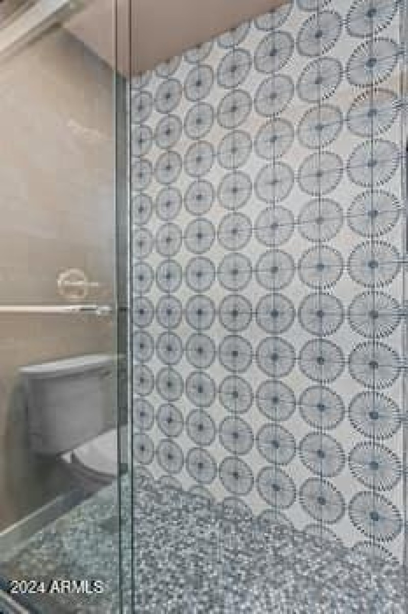 large-0193083a-2368-70b3-8409-2bfe829c3f