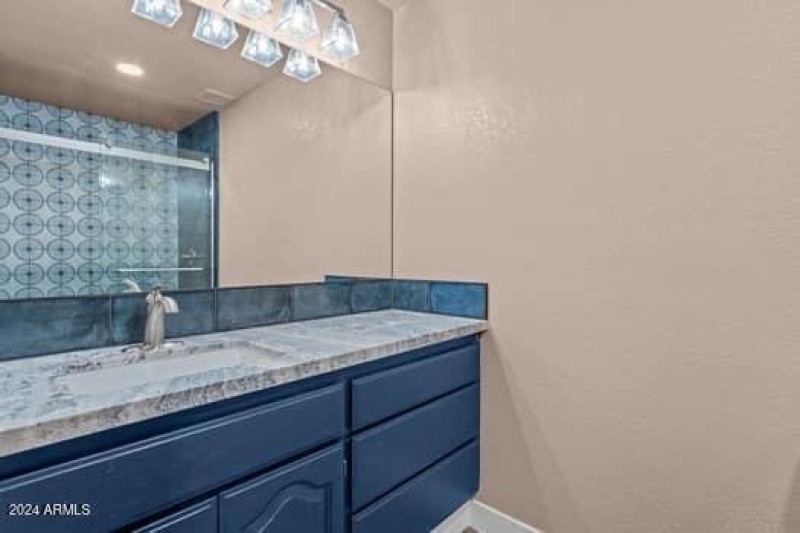 large-0193083a-233e-73ec-9fc8-8231075c6e