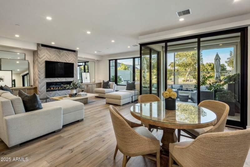 Breakfast Nook / Living Room