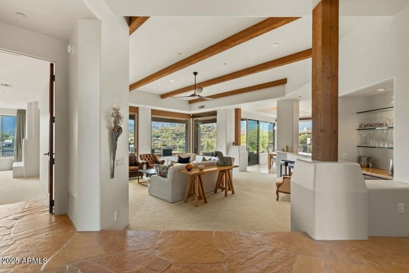 004_Open, Flowing Floor Plan