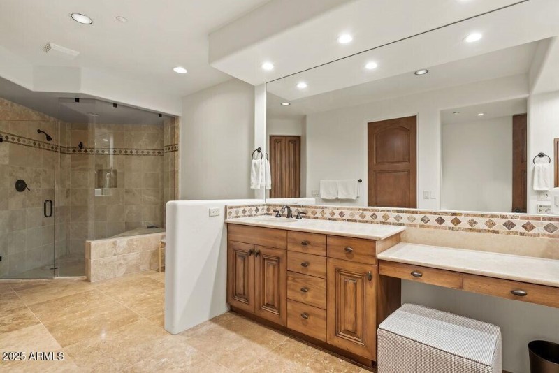 018_Primary Roomy Bath