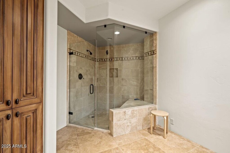 019_Spacious Walk-in Shower