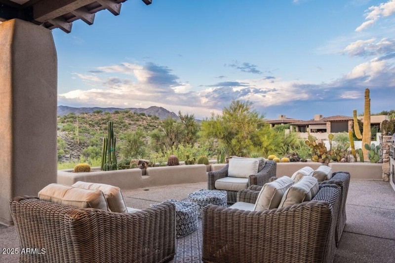 032_Outdoor Conversation