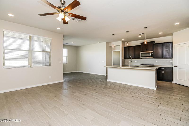 006-photo-dining-room-14849883