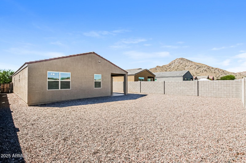 024-photo-rear-view-14849882