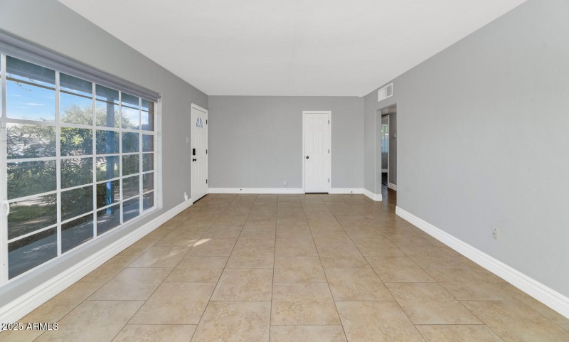 846 E Ocotillo Rd-large-008-037-846 E Oc
