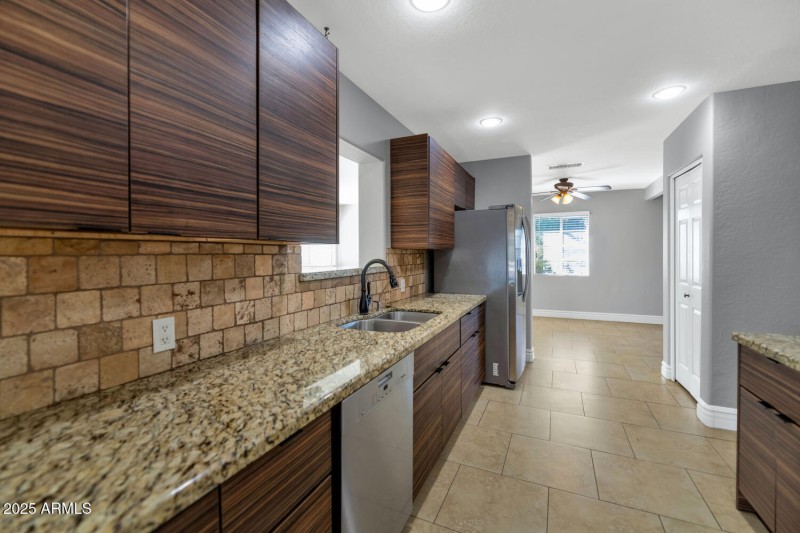 846 E Ocotillo Rd-large-019-012-846 E Oc