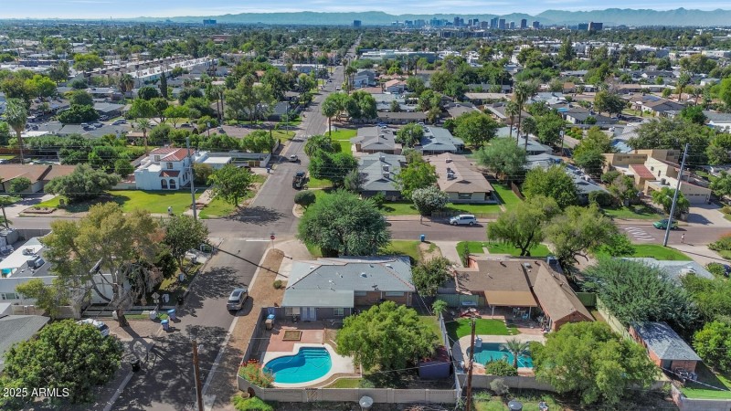 846 E Ocotillo Rd-large-030-004-846 E Oc