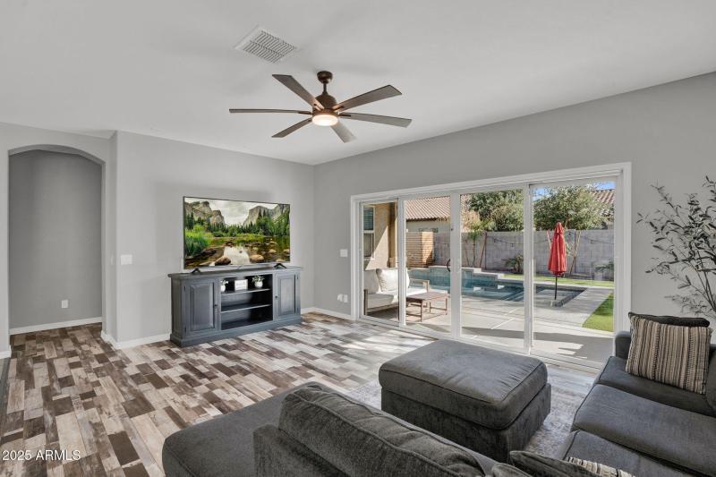 5-web-or-mls-489 W Flame Tree Ave-5