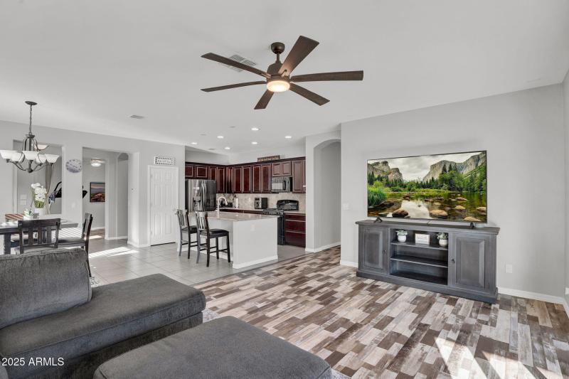 6-web-or-mls-489 W Flame Tree Ave-7