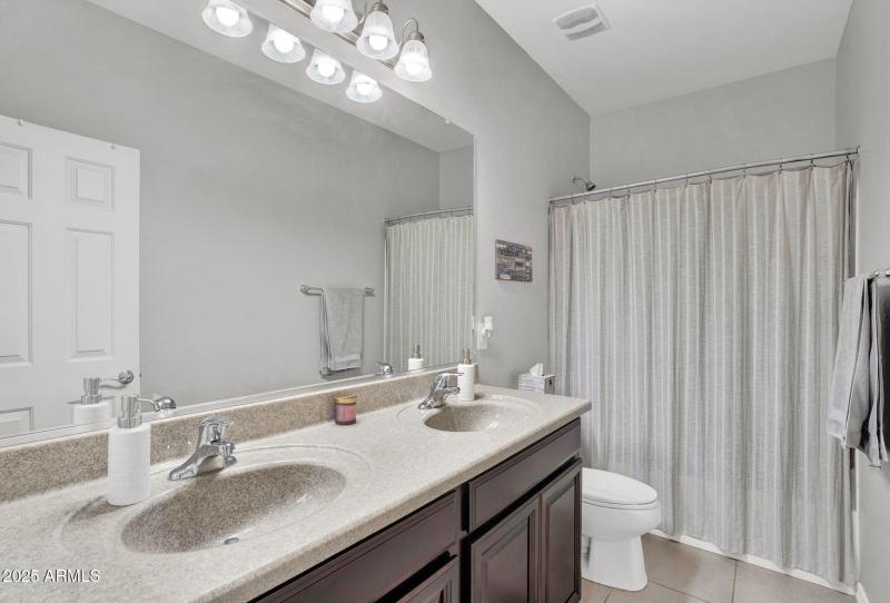 29-web-or-mls-489 W Flame Tree Ave-26