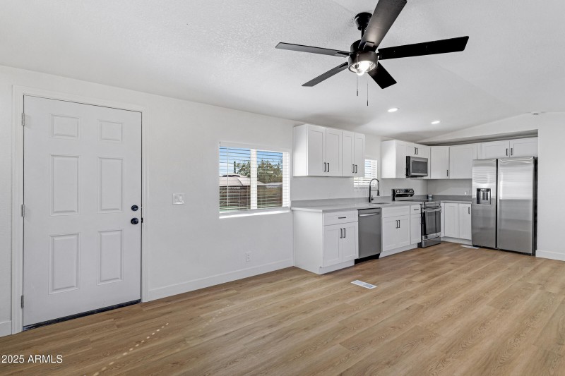 1644 N Desert View Dr-10