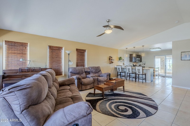 25-web-or-mls-Lauren-10