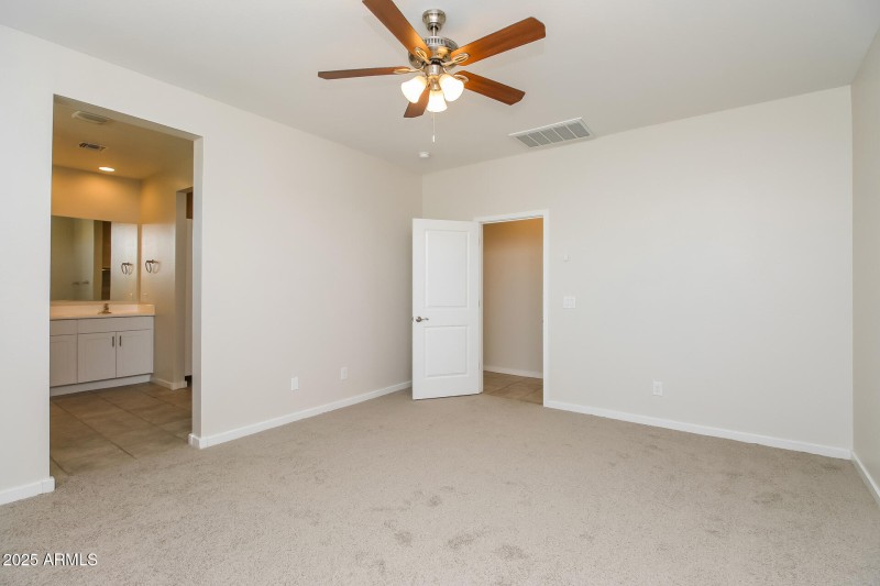 011-photo-main-bedroom-14849474