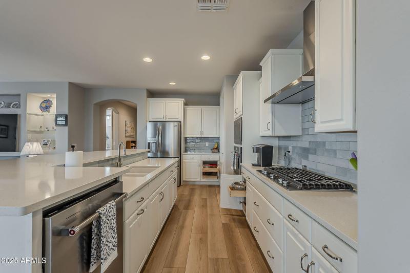 large-019988e3-f7bd-7001-8fcf-1ac4929914