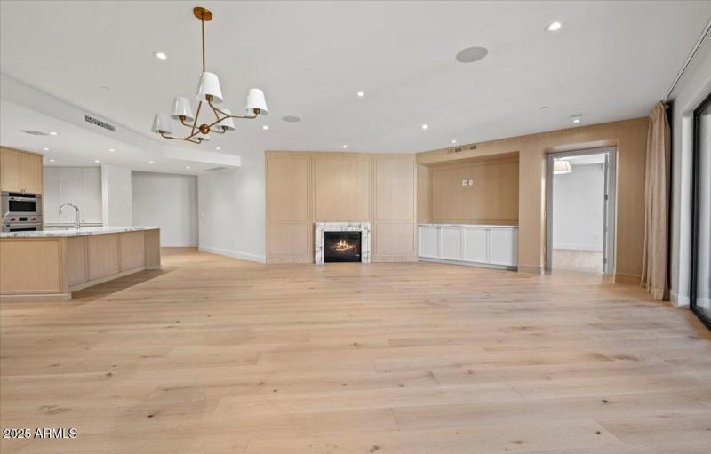 05-7181 E Camelback Rd #301 02