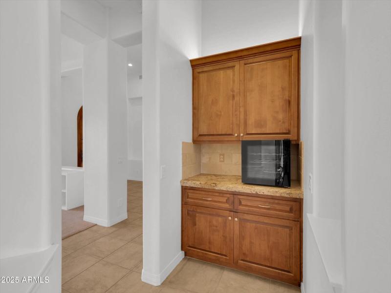 050-2732 E Friess Drive-50