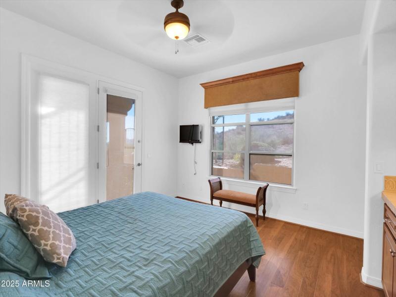 010-2732 E Friess Drive-10