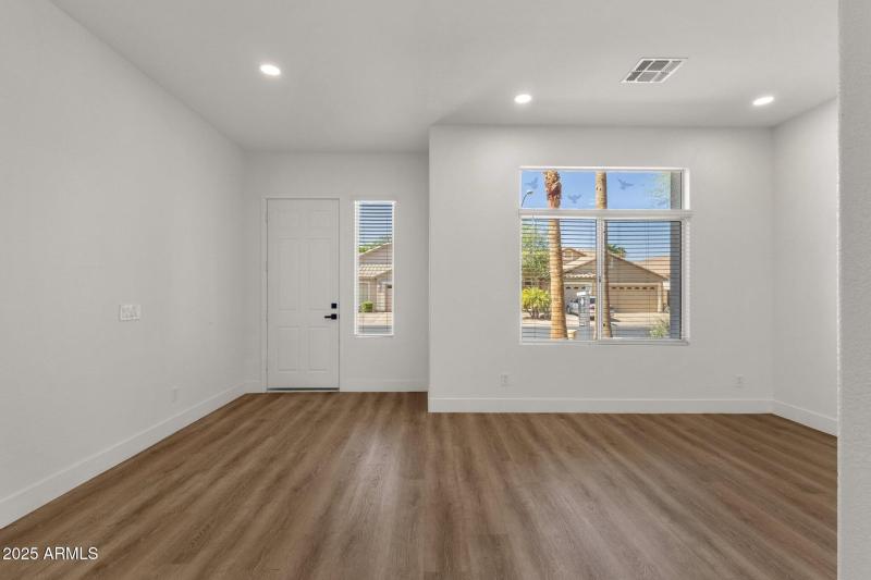 7-web-or-mls-389-w-fairway-pl