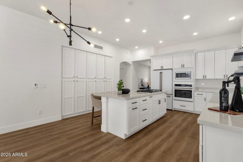 16-web-or-mls-389-w-fairway-pl