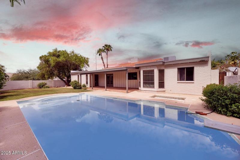 Large Covered Patio & Diving Pool