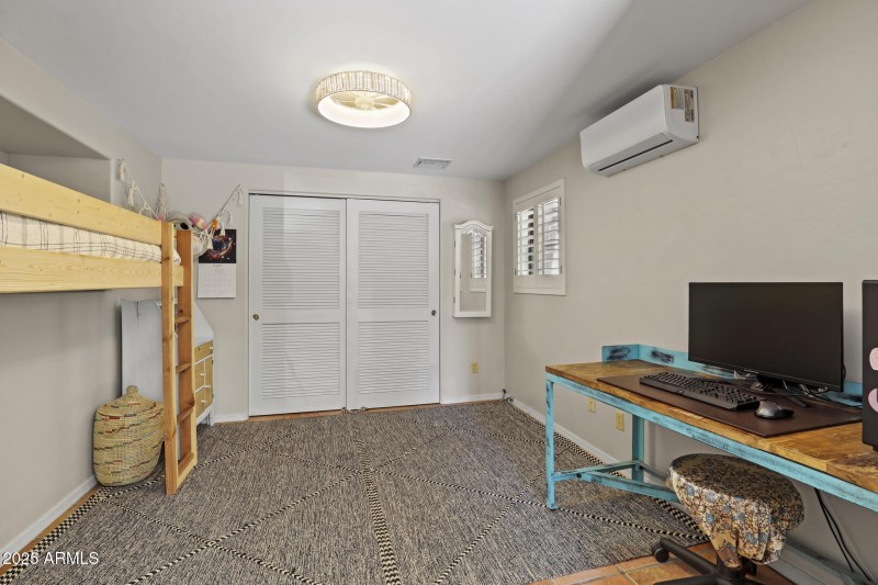 511 N Hemlock Circle Entry Alcove