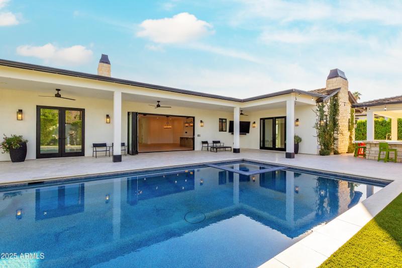 HEATED & CHILLED POOL