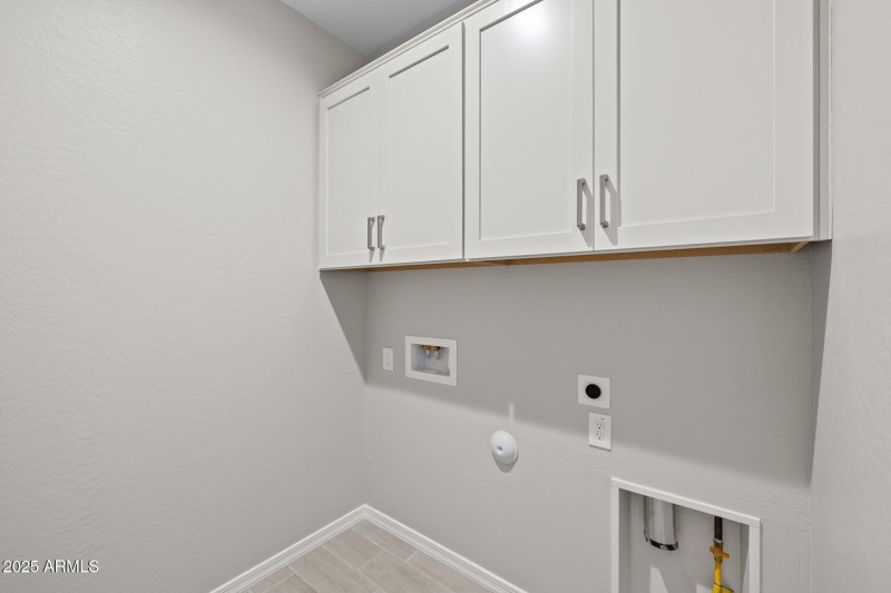 30)LAUNDRY ROOM