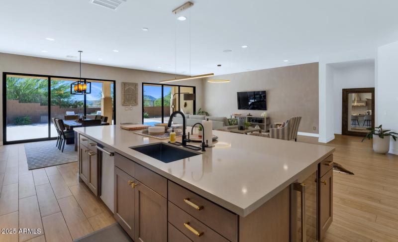 2041 E Fallen Leaf Ln-large-022-044-2041