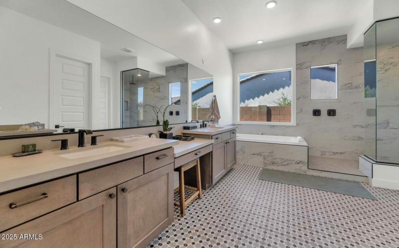 2041 E Fallen Leaf Ln-large-025-029-2041