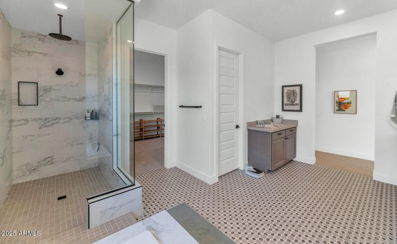 2041 E Fallen Leaf Ln-large-026-026-2041