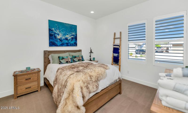 2041 E Fallen Leaf Ln-large-032-041-2041