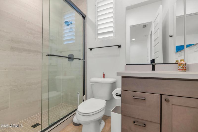 2041 E Fallen Leaf Ln-large-034-017-2041