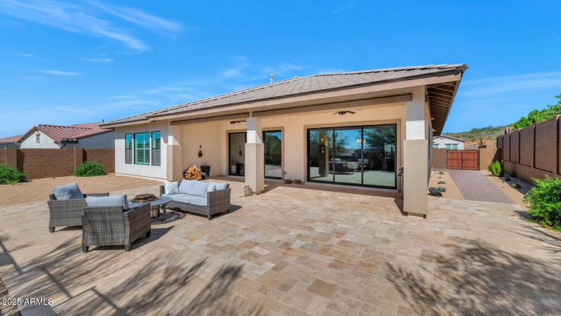 2041 E Fallen Leaf Ln-large-036-025-2041