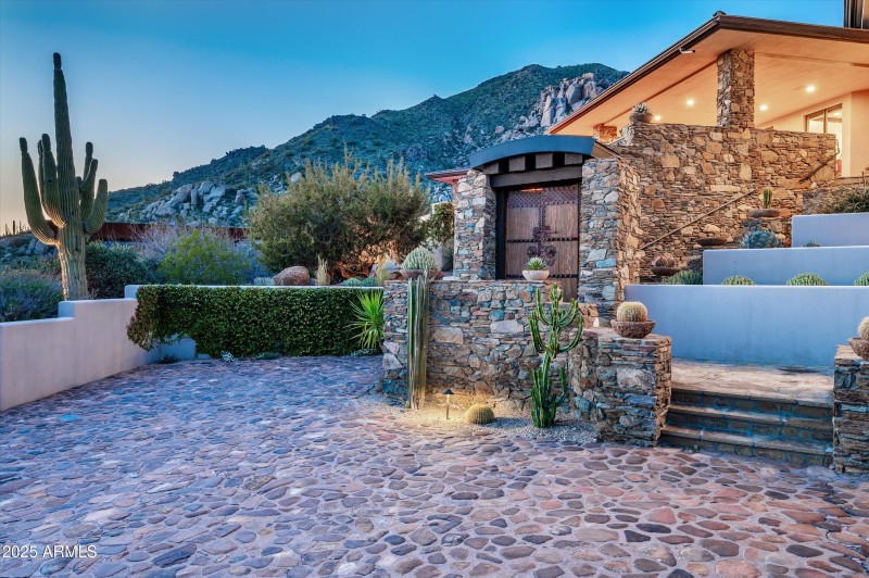 04-11070ERollingRockDr-4