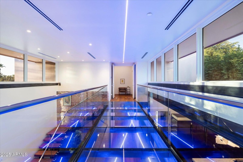 047-Upstairs Walkway