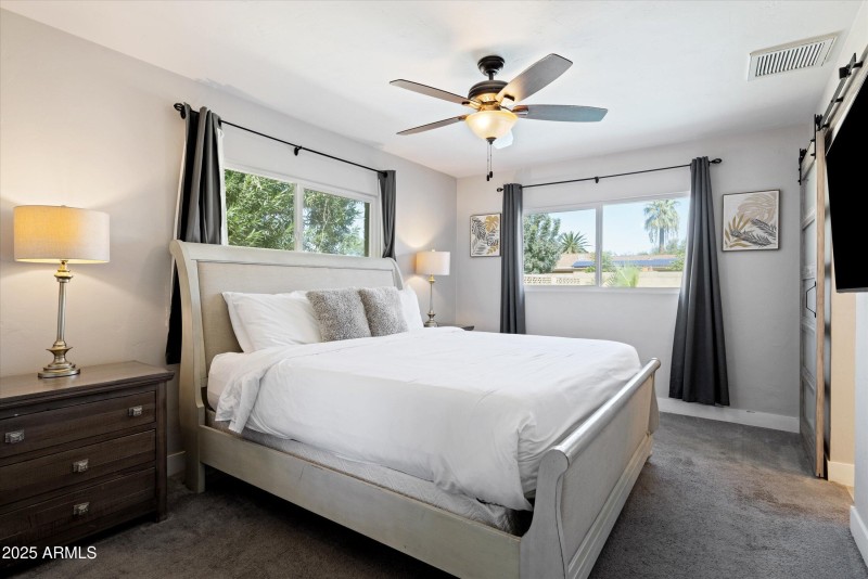 2126 W Cambridge Ave