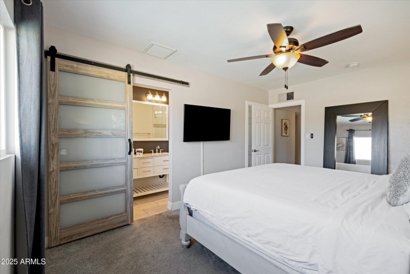 2126 W Cambridge Ave