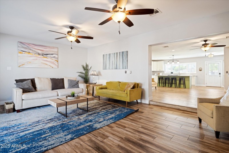 2126 W Cambridge Ave