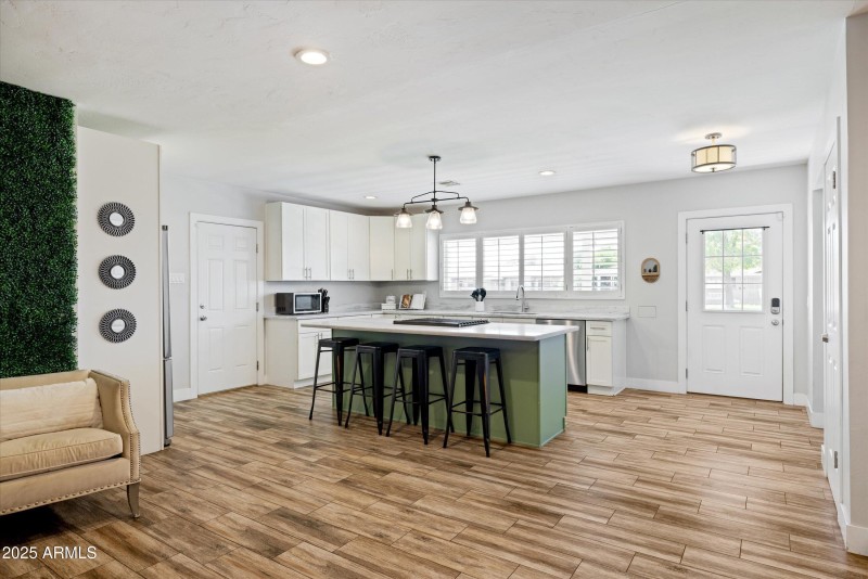 2126 W Cambridge Ave