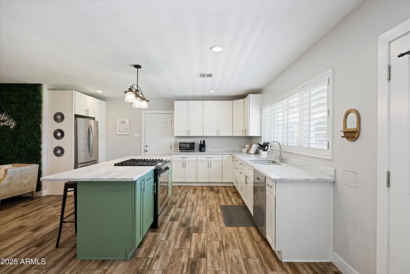 2126 W Cambridge Ave