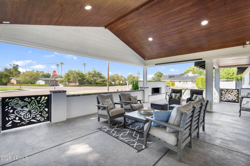 8-web-or-mls-3102 E Mariposa St -8