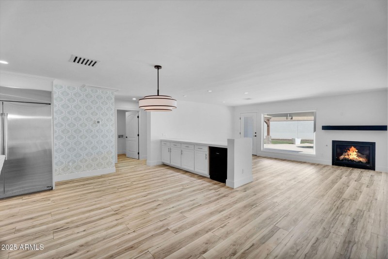 9-web-or-mls-3102 E Mariposa St -10