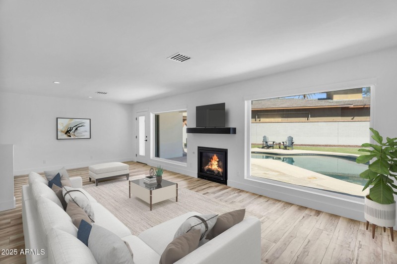 11-web-or-mls-11-print-3102 E Mariposa S