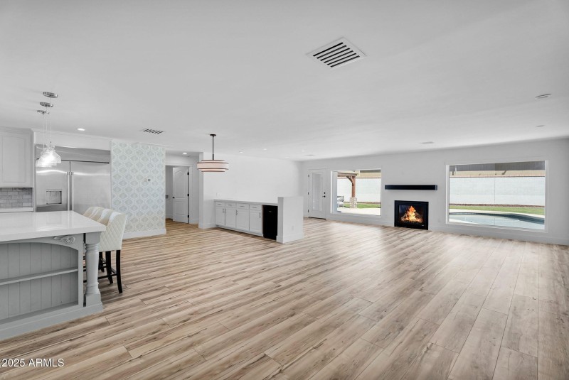 16-web-or-mls-3102 E Mariposa St -9